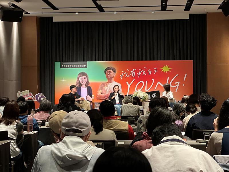座談會滿場，學員認真聽講。