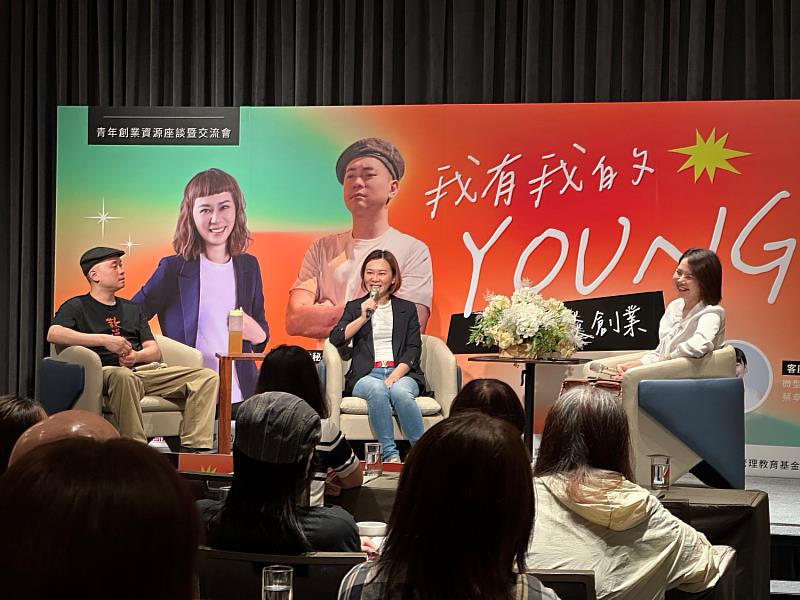 「李記烏魚子」林怡伶負責人（中）提供青年創業建議。