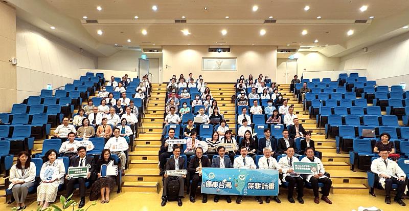 資策會11日與奇美醫院共同舉辦「智慧賦能人才永續高峰論壇」，圖為貴賓現場合影，第1排左2起為奇美醫院藥劑部兼代理教學部蘇慧真部長、奇美醫院深耕計畫辦公室黃仲毅執行長、資策會教研所何玲玲所長、成功大學資工系蔣榮先教授、資策會簡立峰常務董事、資策會黃仲銘董事長、奇美醫院林宏榮院長、奇美醫院鄭天浚副院長、奇美醫院陳奇祥副院長、奇美醫院王哲川副院長、奇美醫院許建清副院長；圖第2排為資策會蕭博仁副執行長（左3）及資策會林玉凡副執行長（左4）。