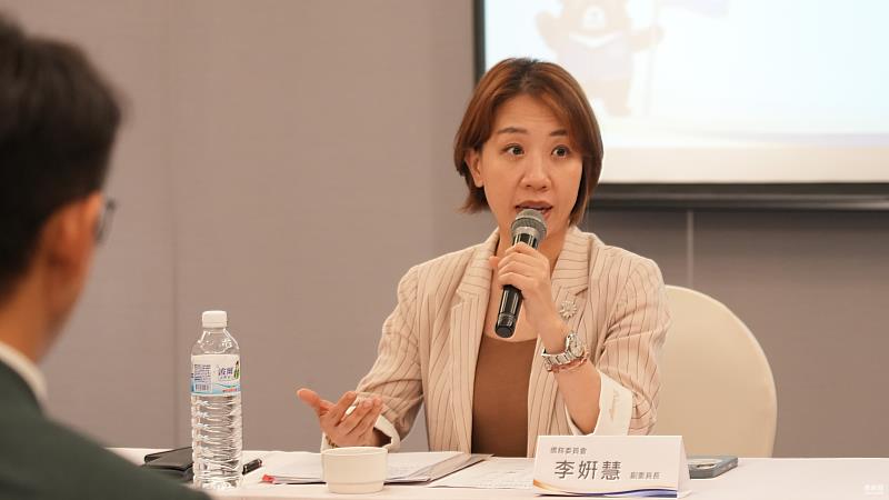 研習班綜合座談由僑委會副委長李姸慧主持。