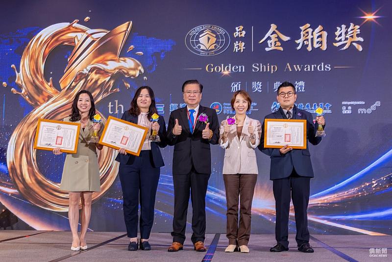 李姸慧（右2）頒發「第8屆品牌金舶獎」海外僑臺商組：美國Taelor AI 鄭雅慈（左1）、越南VPIC 李維淳（左2）、加拿大Matteo Lighting Inc.余東寰（右1）。