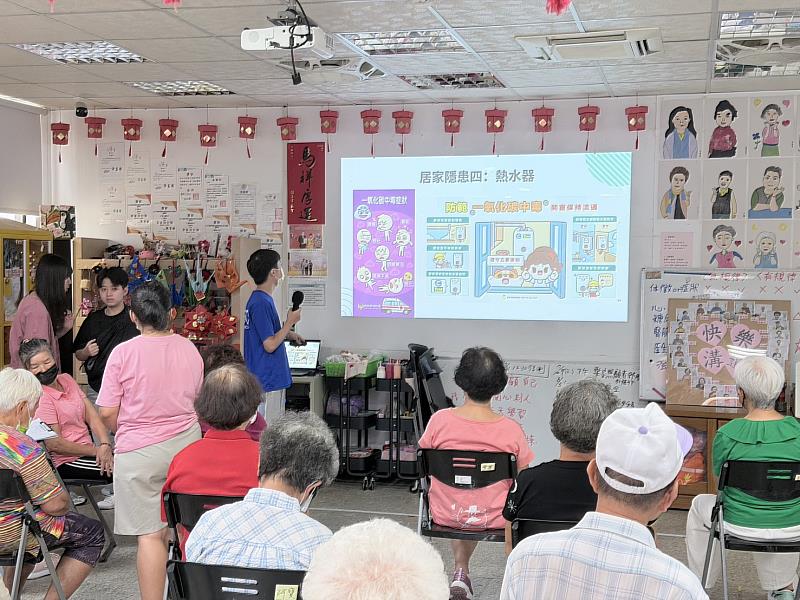 少年前往新生活協會「馨窩長者關懷據點石門尖鹿站」，以台語為長輩進行居家用電安全宣導。