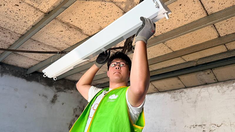 少年運用在培力園所學習的水電技能，為北海岸弱勢獨居長輩住家重新安裝日光燈。