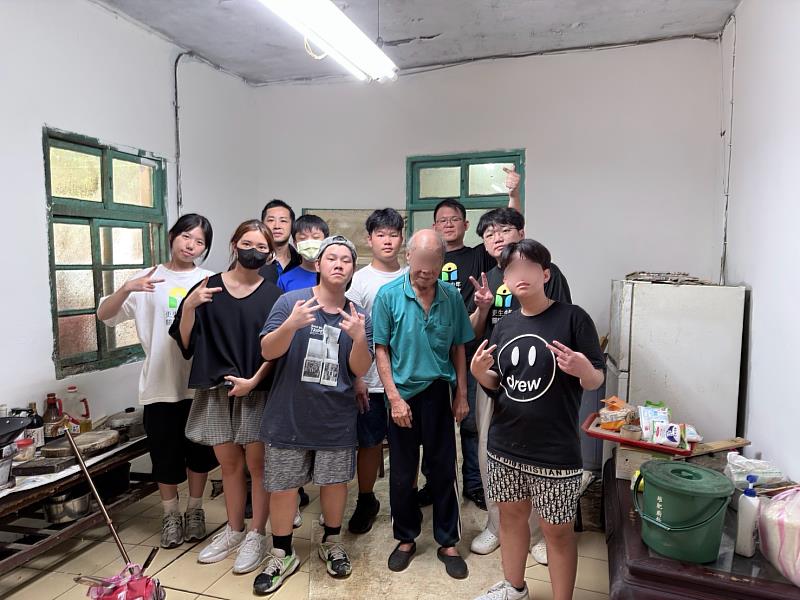 新北市少年培力園少年工班走進偏區為獨居長輩粉刷牆壁。
