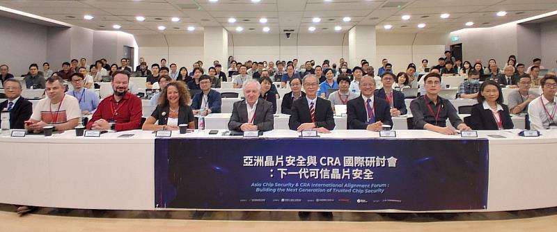7月30日「亞洲晶片安全與CRA國際研討會」貴賓合影,產官研與國際資安專家齊聚一堂,共同宣告攜手建立跨國晶片安全認證機制與生態系。