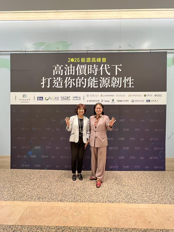 蔡慧玲董事長（右）與遠見雜誌 楊瑪利社長（左）合影。