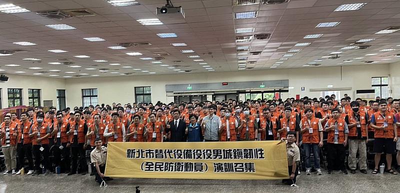 新北市政府民政局吳秀慈主秘勉勵參與演習替代役男。