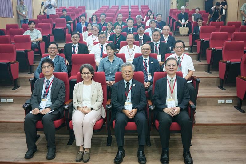 蕭美琴副總統參訪中央大學,與校方就太空科技與防災韌性進行交流。