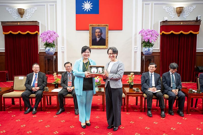 林妙娟董事長(左)於總統府接受蕭美琴副總統(右)接見並獲贈紀念品。