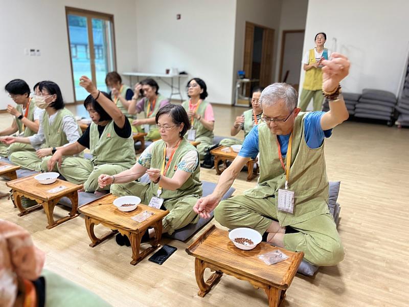 南華大學終身學習學院「33觀音巡禮」朝聖研習營學員范文玲（右2）及其夫婿郭師兄（右1）於第9號觀音聖地禪雲寺進行Temple Stay，透過108拜與手作念珠體驗寺院修行生活。