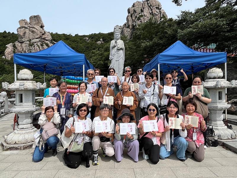 南華大學終身學習學院「33觀音巡禮」三部曲圓滿，學員於第16號觀音聖地菩提庵完成朱印帳蓋印後，歡喜與觀音聖像合影。