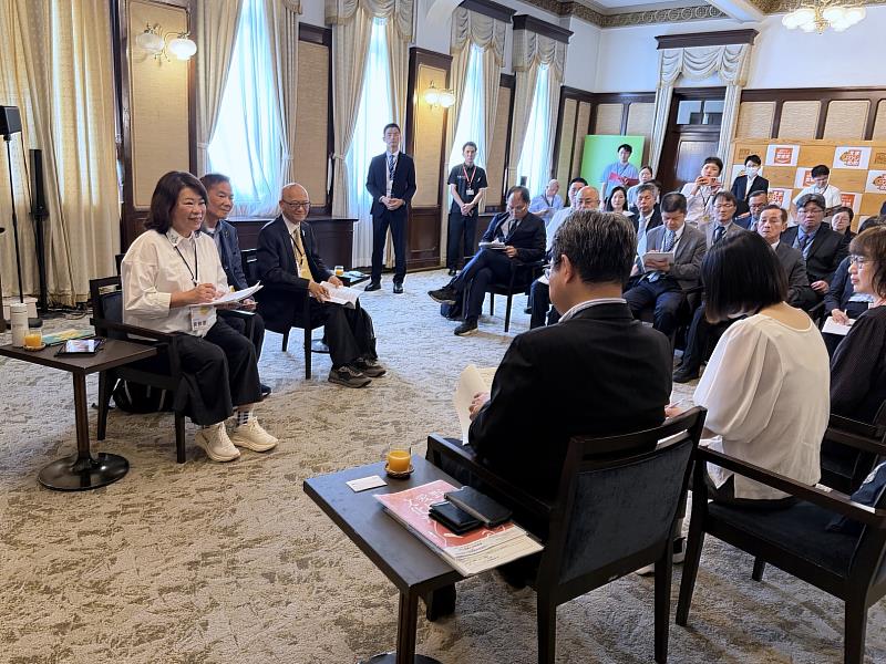 黃敏惠市長與愛媛縣副知事帶領團隊交流。