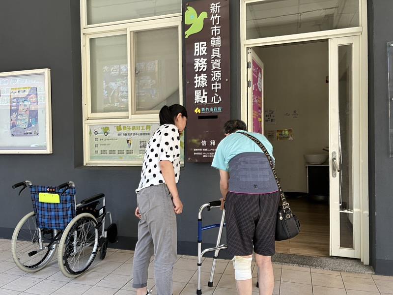 民眾至輔具據點接受服務