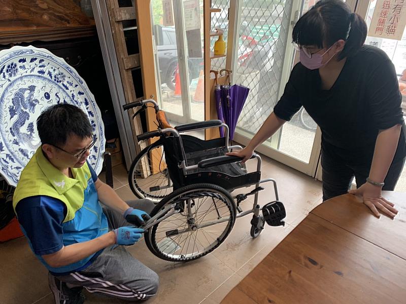 輔具專業人員進行輪椅維修