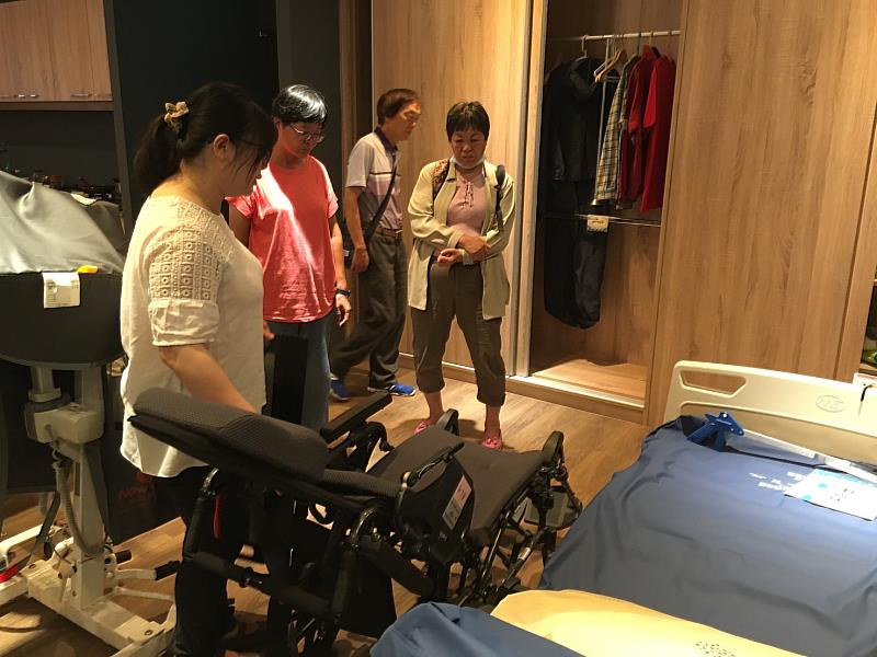 輔具中心進行輔具介紹及示範