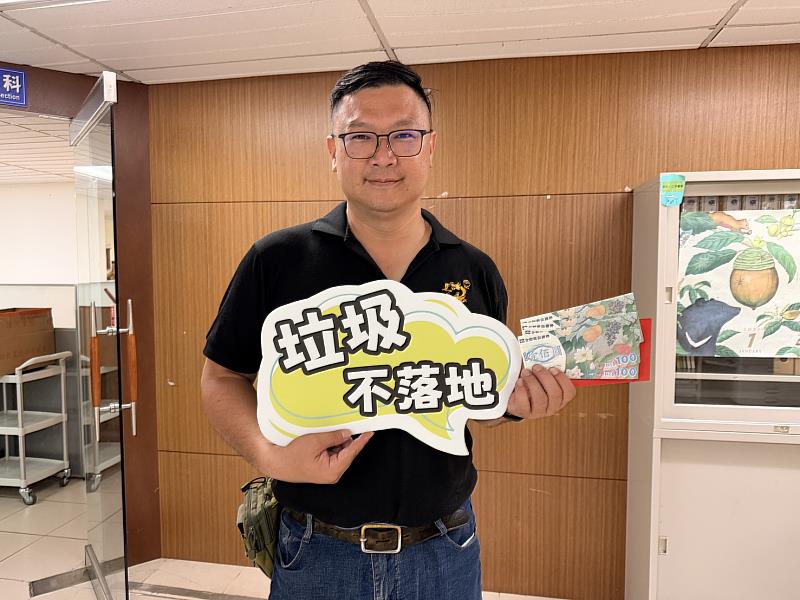 客雅里環保志工隊隊長蔡穎德代表領獎