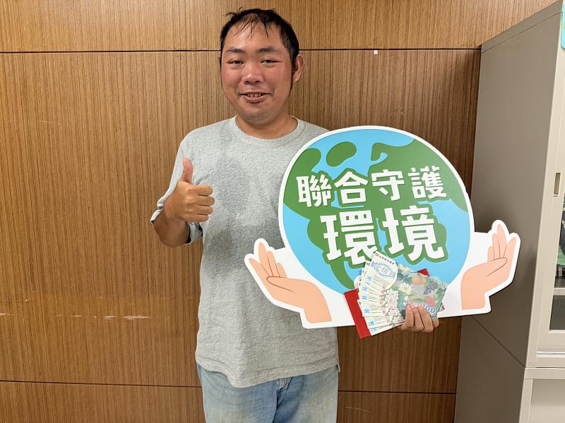復興里環保志工隊隊長黃建廷代表領獎