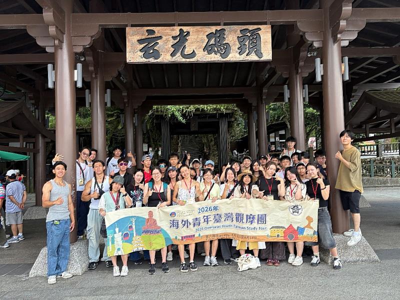 觀摩團參訪日月潭，於玄光碼頭前合影。