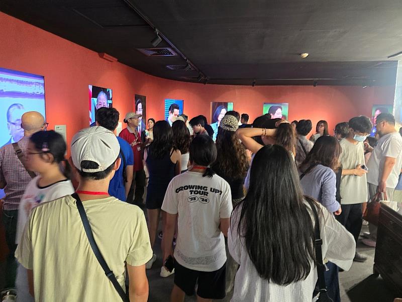 觀摩團參觀總統府，學習臺灣民主。