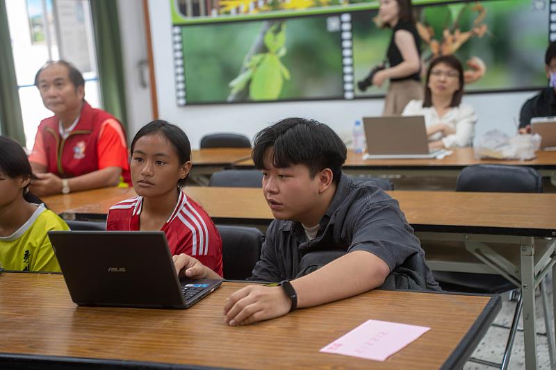 課程結合AI圖像生成、短影音剪輯與媒體素養,引導學童完成具個人風格的數位敘事作品。(世新大學提供)