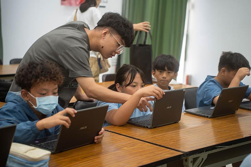 世新大學新聞學系團隊赴花蓮辦理AI短影音創作課程,帶領部落學童以原住民文化元素發想故事。(世新大學提供)
