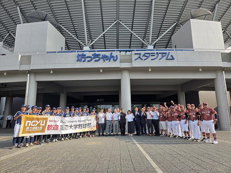 黃敏惠市長與嘉大及四國地區大學野球聯盟選手合影