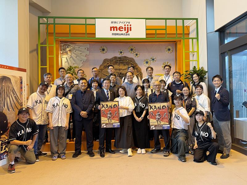 黃敏惠市長與少爺劇場營運公司社長越智陽一及演員合影