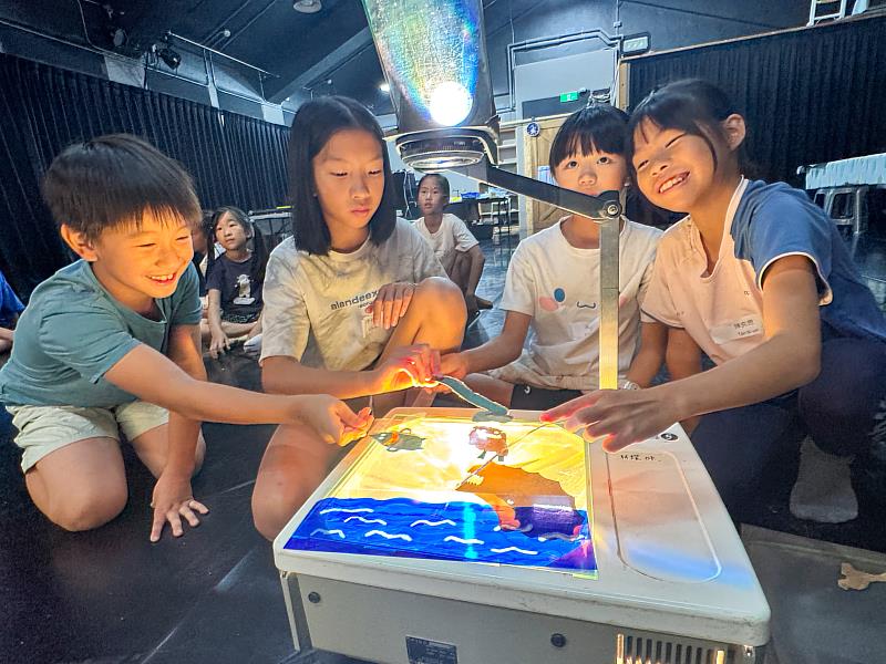 小組合力排演，呈現精彩台語偶劇。