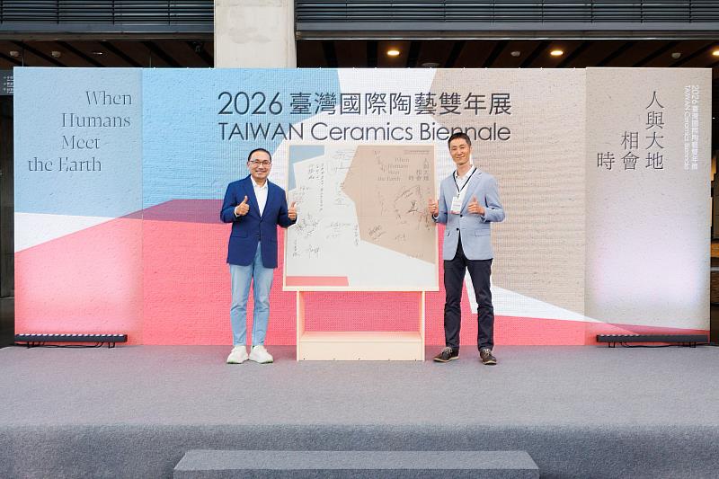 開幕典禮啟動儀式,新北市市長侯友宜(左)與策展人大長智廣(右)合影。