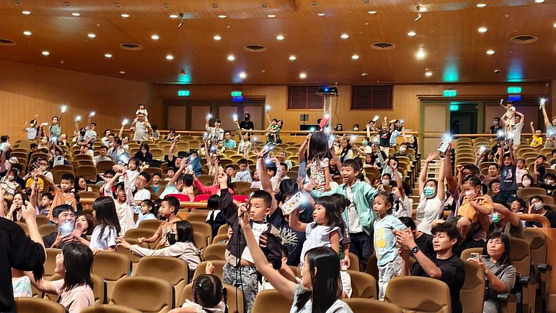 昨(14)日《風城奇幻島-誠信小英雄的冒險之旅》演出,吸引許多民眾前往欣賞。