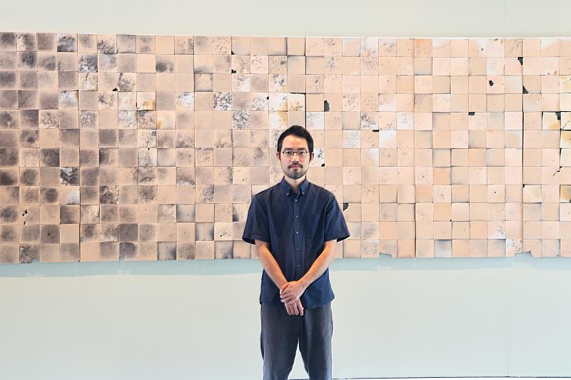 日本阿曾藍人《景觀Landscape》,將日本常滑泥土燒製成如紙般輕薄的陶板。