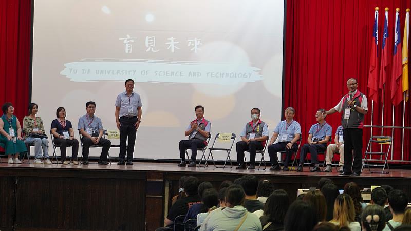 育達科技大學龍清勇校長向新生與家長們逐一介紹本校行政與學術主管,希望每一位學生進入育達之後,都能找到自己的興趣與優勢,在師長陪伴下逐步建立專業能力與自信。