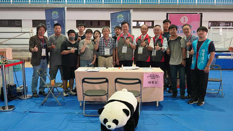 育達科技大學智慧機電工程與應用系教師與王育文董事長及龍清勇校長歡迎同學加入育達。
