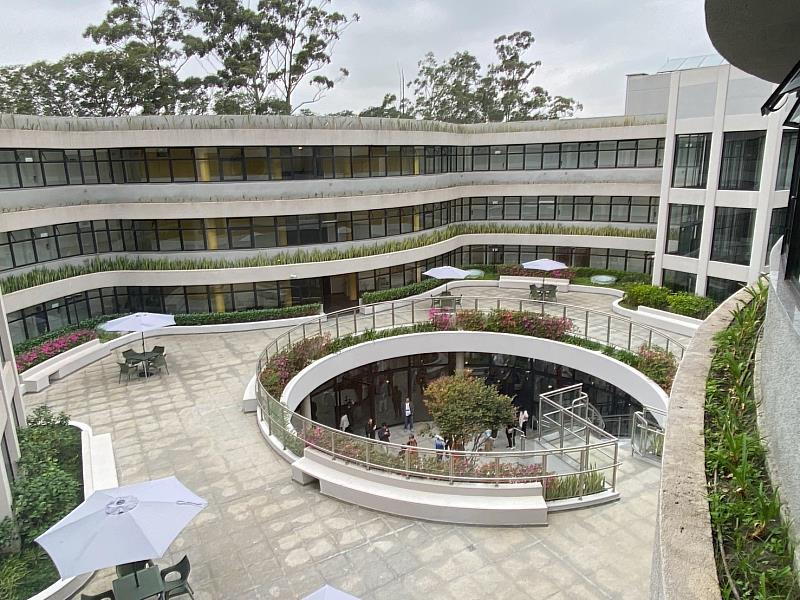 巴西客家鄉親集資籌建客家緣樓。