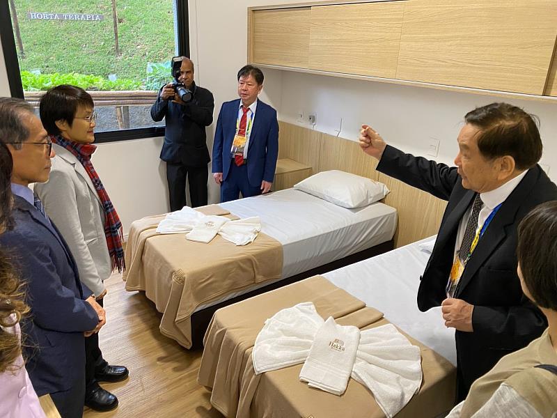 客委會主委古秀妃參觀巴西客家緣樓內部空間。