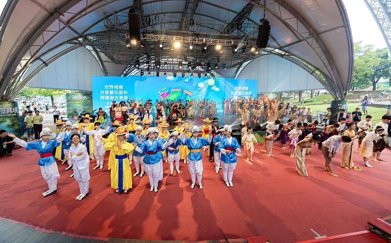 國外民俗團隊聯演宜蘭民謠丟丟銅。
