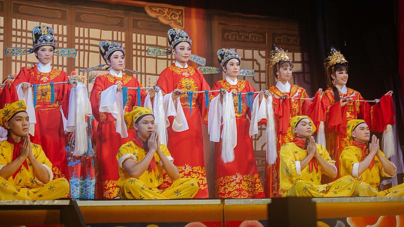 民眾不畏風雨欣賞唐美雲歌仔戲團《浮沉紗帽》於指澤宮精彩演出。