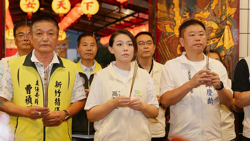 市長高虹安於指澤宮上香。