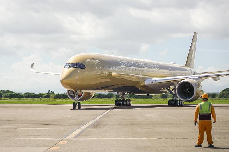 星宇航空與日本殿堂級藝術家空山基（Hajime Sorayama）攜手打造的第2架A350-1000藝術機，機身編號 B-58554「AIRSORAYAMA GOLD空山金」於法國時間14日正式完成交機！