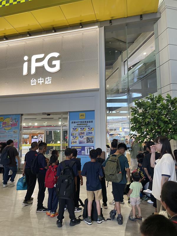 遠雄文教公益基金會攜手關係企業iFG遠雄廣場台中店,邀請台中市力行國小少棒隊,前往體驗智慧棒壘球設施及商場空間。