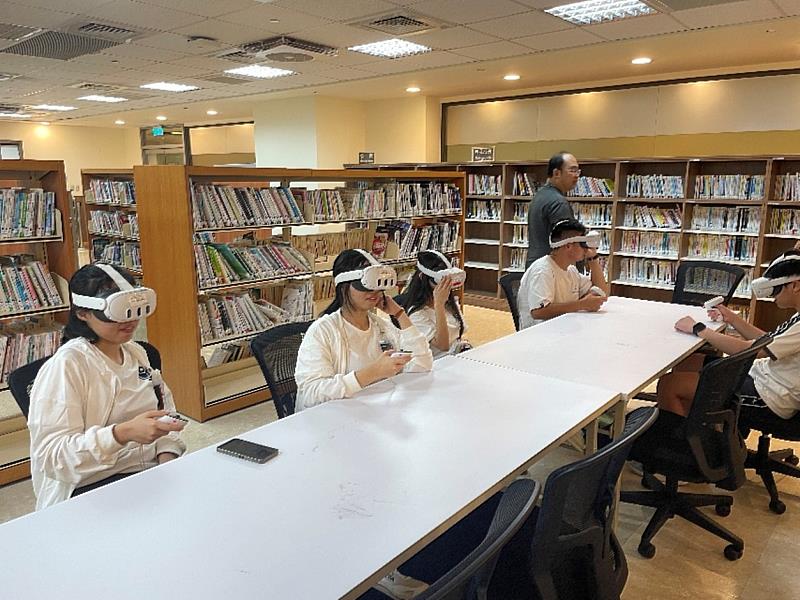 台灣美光於營隊中導入VR與AI技術,讓高中職學員沉浸式體驗未來半導體應用。
