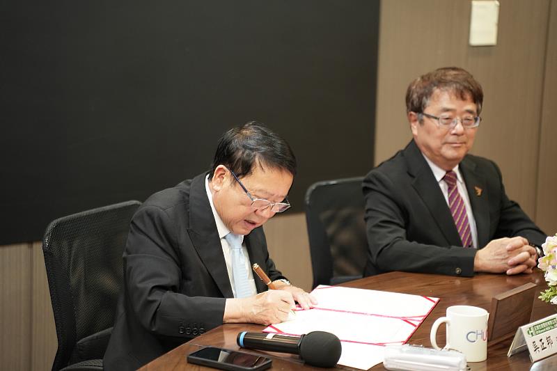 興大詹富智校長(右)與正瀚生技吳正邦董事長(左)代表簽署。