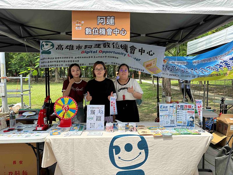 資管系輔導阿蓮DOC參與蜂蜜文化節,參與人員合影。