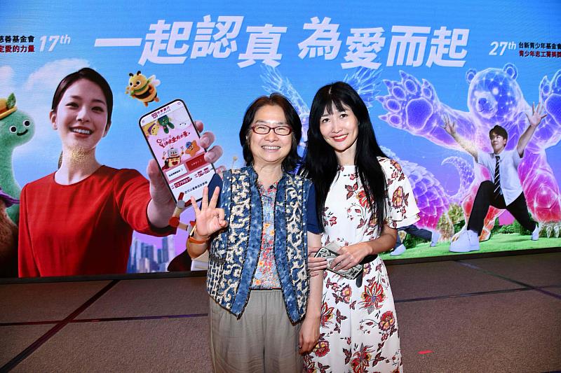 台灣尤努斯基金會董事長蔡慧玲(左)與教育部青年發展署副署長諶亦聰(右)於啟動典禮合影。(圖由台新銀行公益慈善基金會提供)