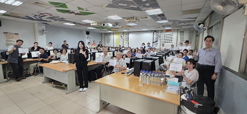 互樂系辦理「SSE生成式AI規劃與應用種子教師研習」,參與學員獲頒研習證書。