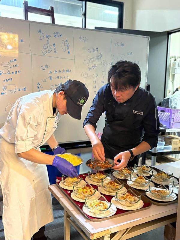 馬永曾副主任(右)帶領學生進行備餐。