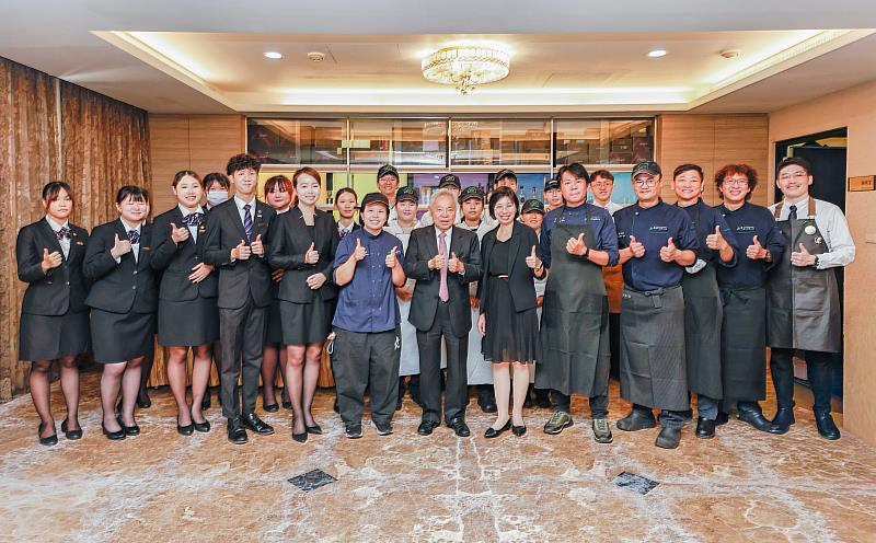 啟用典禮午宴由餐飲系師生融合台南味端出創意料理。