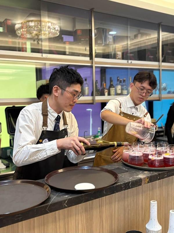 郭詠鎰老師(左)與學生進行飲品調製。