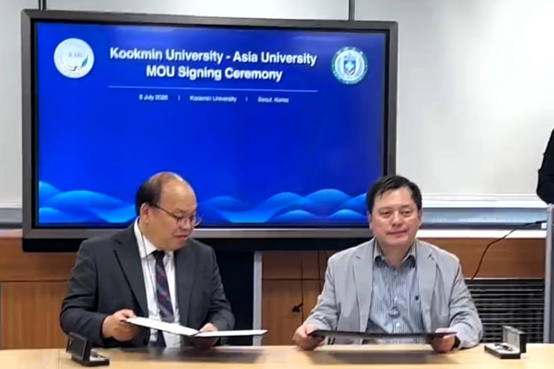 亞大資安中心主任陳興忠(右)與韓國國民大學主任Ilsun You(左)簽署合作備忘錄。