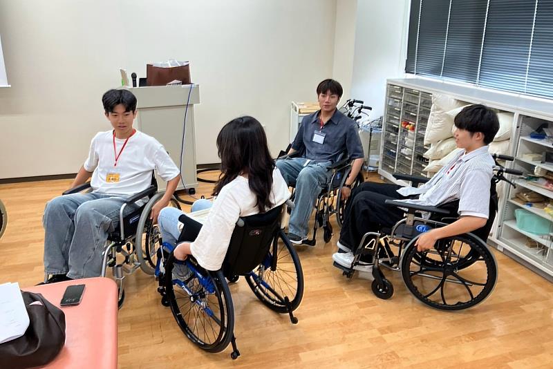 學生於照護前親身體驗並練習輪椅操作,從同理心出發學習照護細節。
